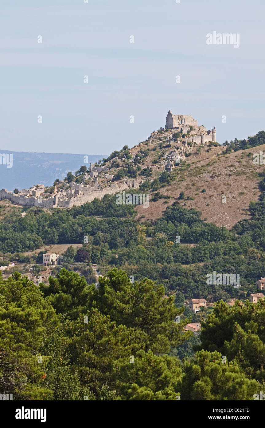 Château de Crussol una rovina del XIII secolo il castello di calcare in Saint-Péray che domina la valle del Rodano vicino a Valence Francia Foto Stock