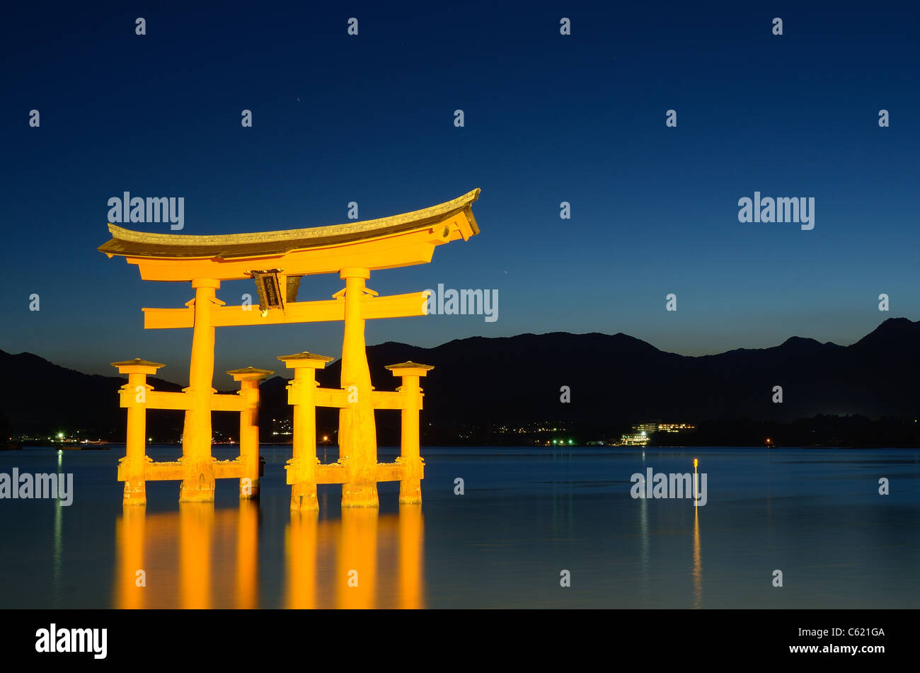 Il famoso 'otori' floating gate accoglie i visitatori di Miyajima island, Giappone. Foto Stock