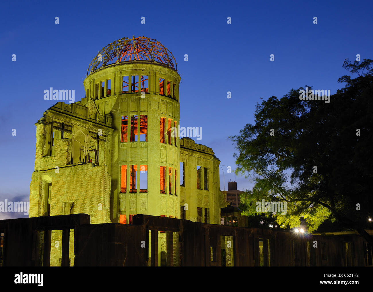La cupola atomico di Hiroshima Giappone serve come un memoriale di Hiroshima Peace Memorial Park di Hiroshima, Giappone. Foto Stock