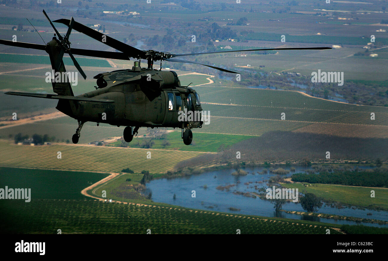 UH-60 Blackhawk elicottero vola su California Foto Stock