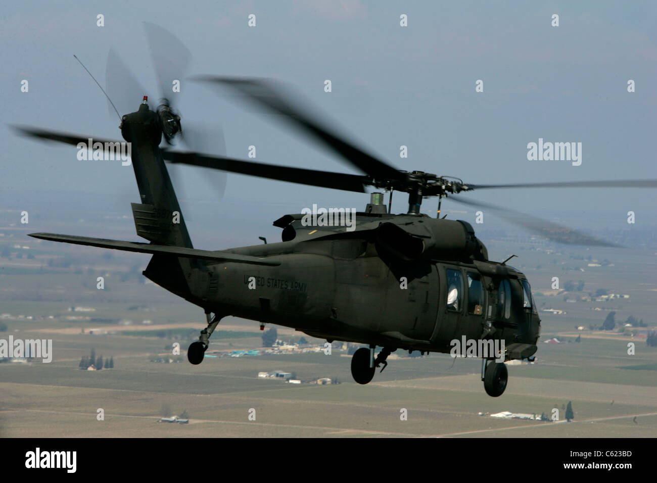 UH-60 Blackhawk elicottero vola su California guerra Army US Air Force arsenal Foto Stock