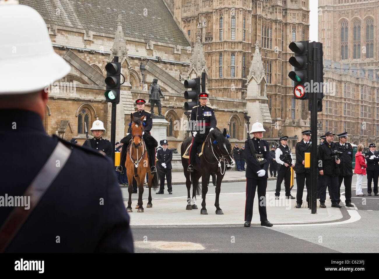 Londra, Inghilterra, Regno Unito. Poliziotti e militari di rivestimento del percorso presso il Royal Wedding del principe William e Kate Middleton Foto Stock