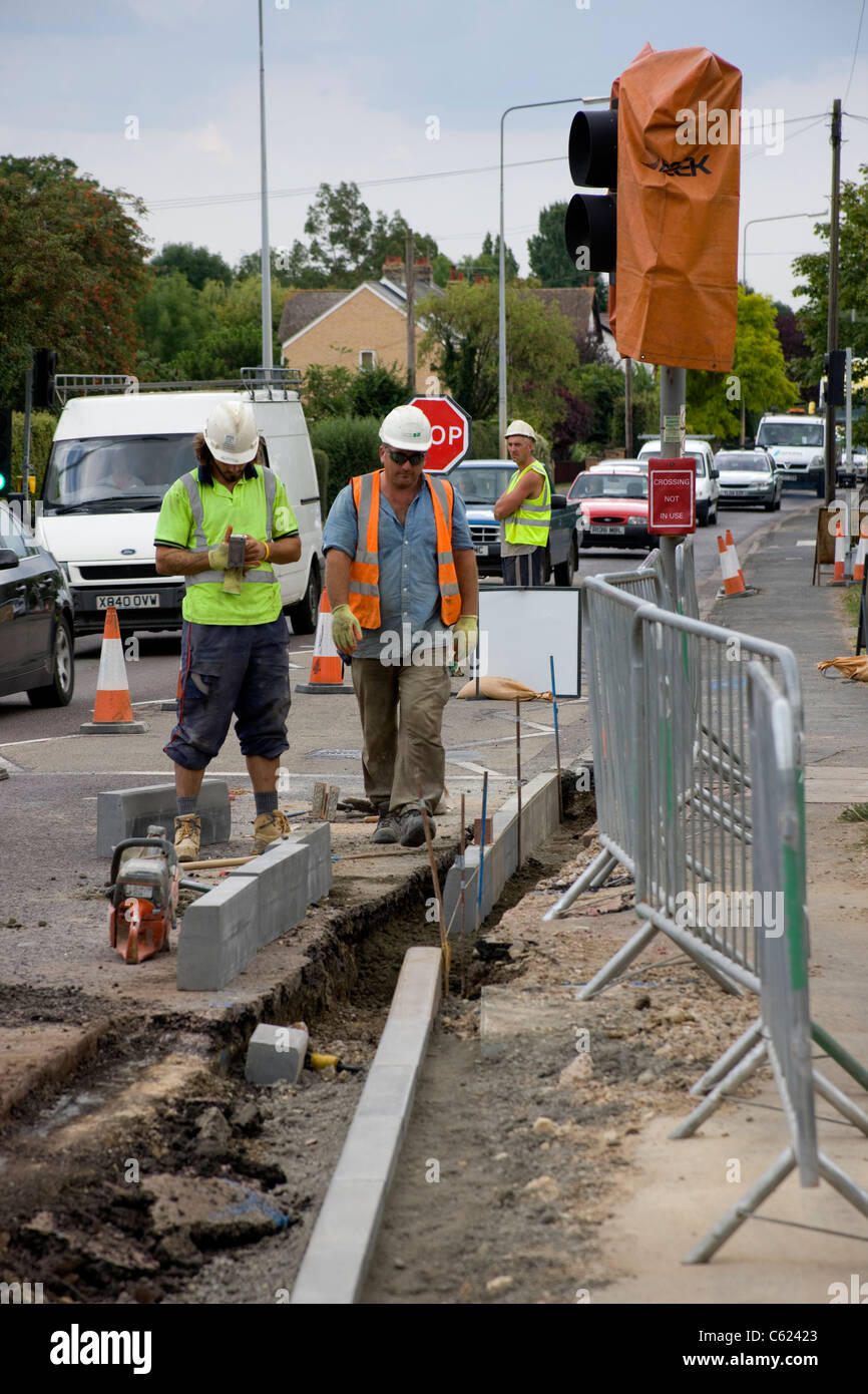 Nuovo marciapiede - pietre, frenare-pietre, essendo prevista lungo il sentiero durante i miglioramenti stradali. Foto Stock
