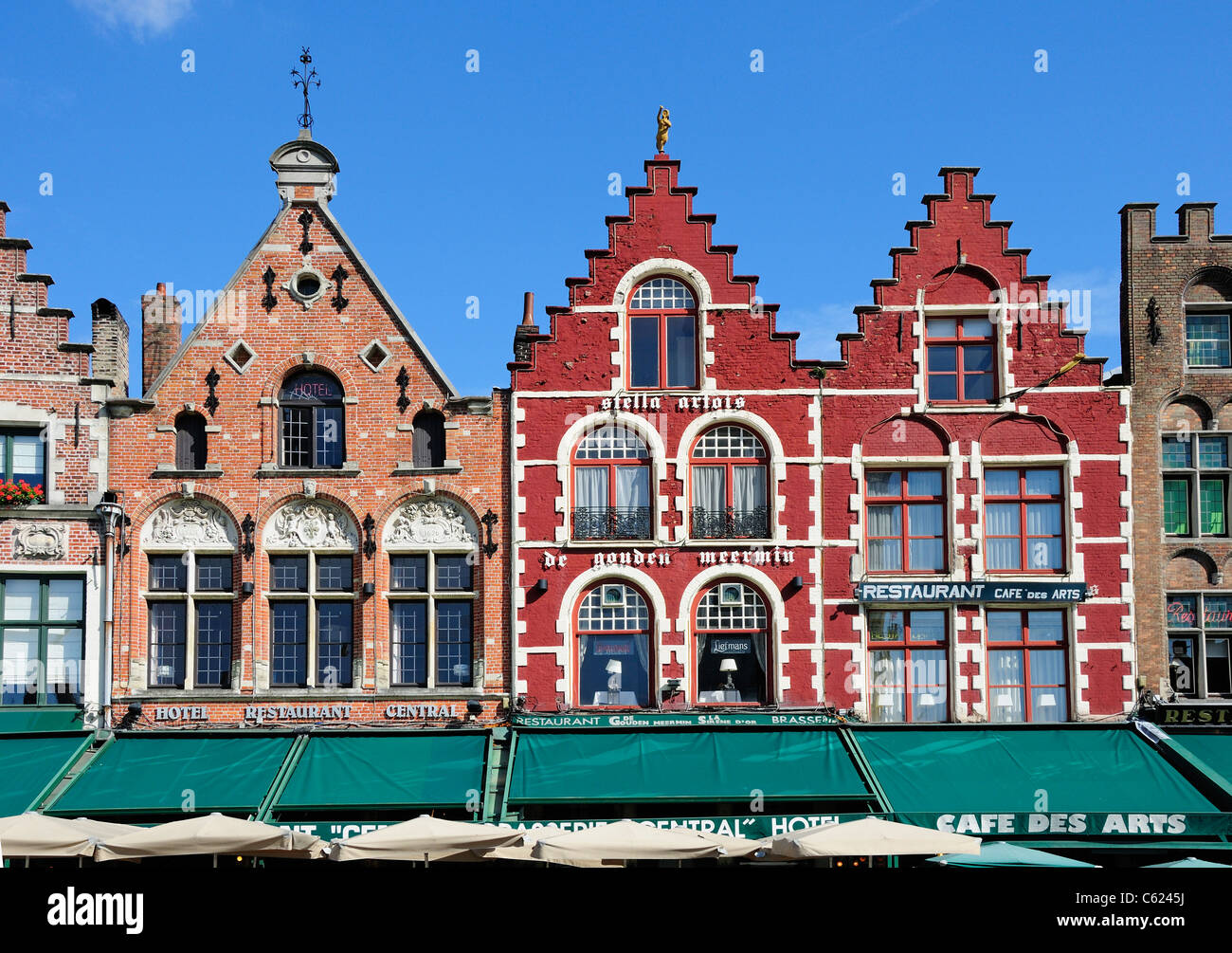 Bruges / Brugge, Fiandre, in Belgio. Alberghi e ristoranti a Markt - piazza principale del mercato. Foto Stock
