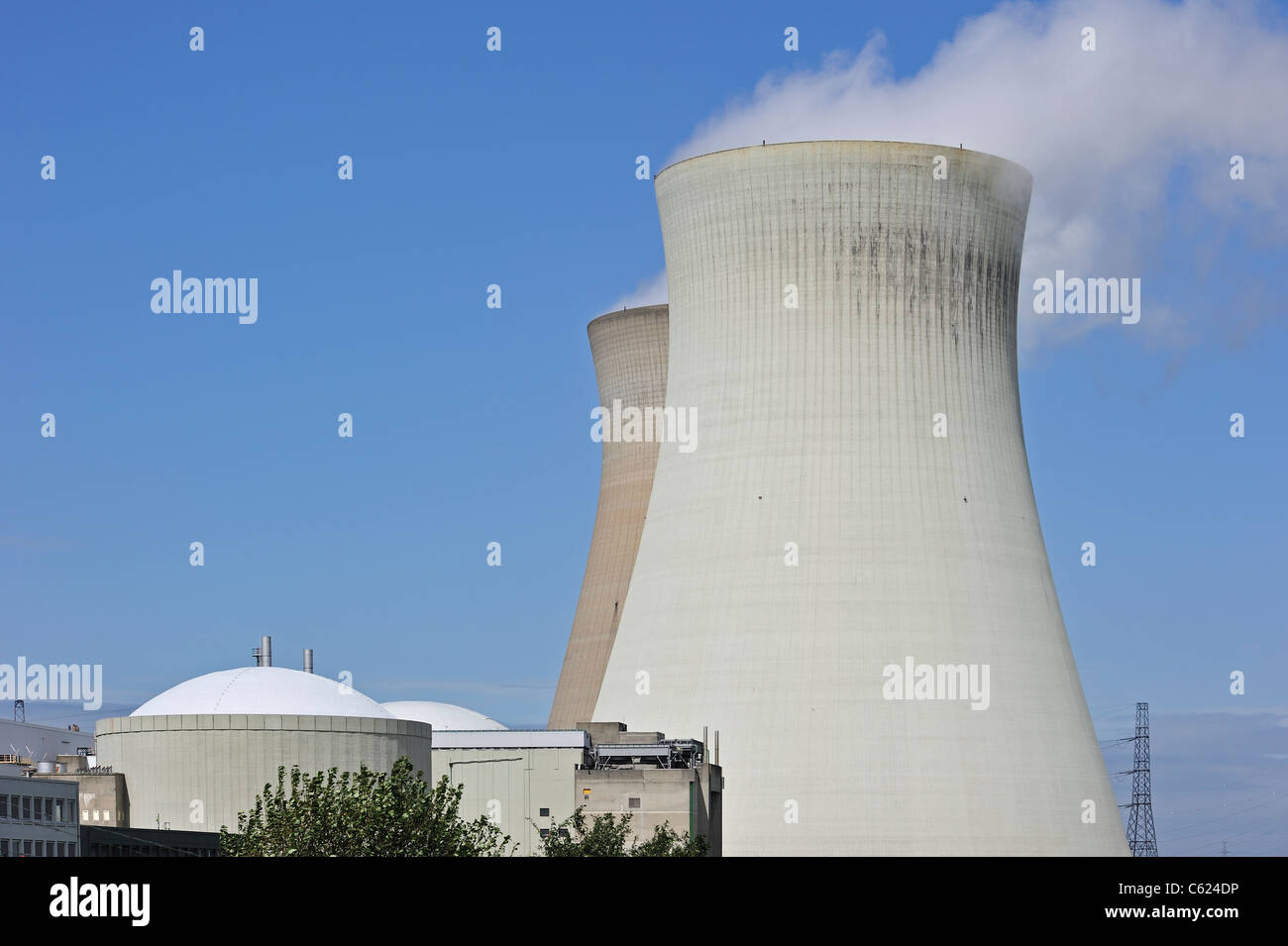 Torri di raffreddamento di Doel Centrale Nucleare lungo il fiume Schelda a Kieldrecht / Beveren, Belgio Foto Stock