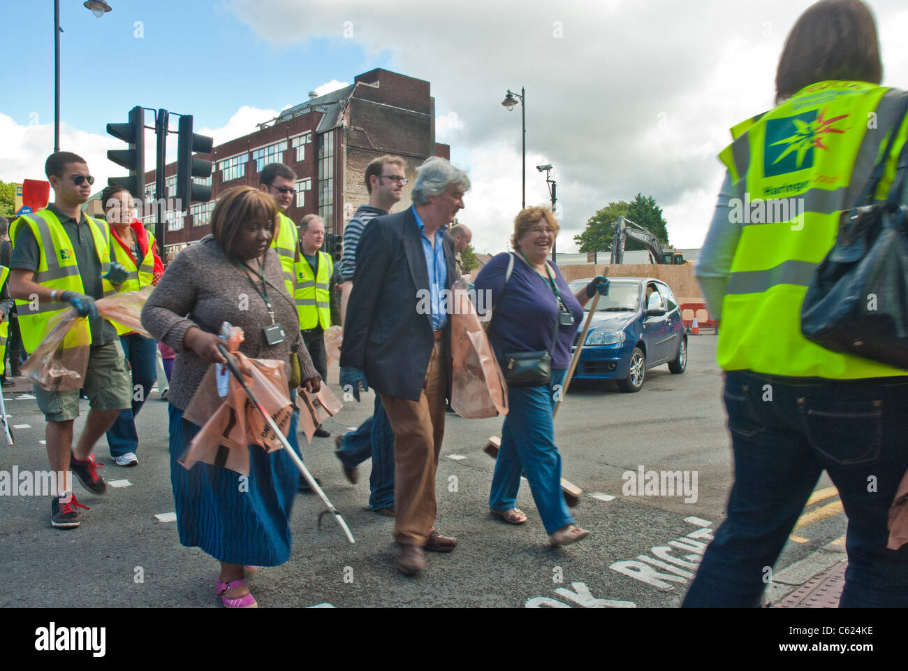 Tottenham tumulti, Londra 2012, la popolazione locale e i politici locali (zena brabazon con ginestra) pulizia dopo la sommossa. Foto Stock