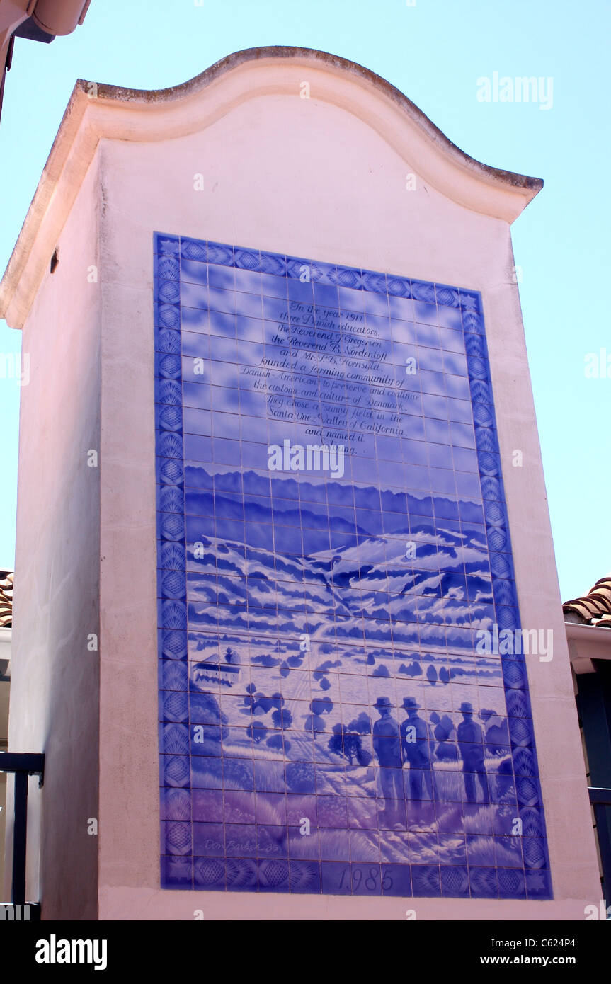 La placca per spiegare la fondazione della danese villaggio a tema di Solvang, California Foto Stock
