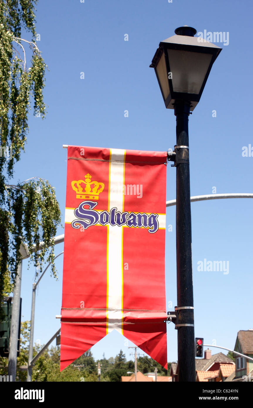Solvang Banner su una bandiera danese pende da una lampada posta in Solvang, California Foto Stock