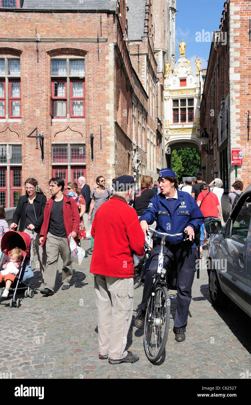 Bruges / Brugge, Fiandre, in Belgio. Poliziotta in sella a una moto Foto Stock