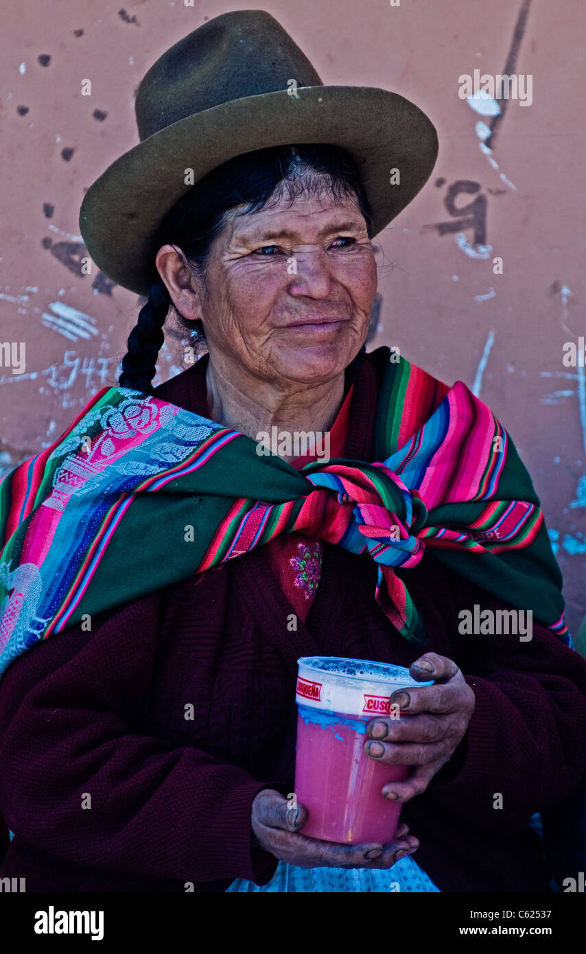 Donna Peruviana bere 'Chicha' Foto Stock