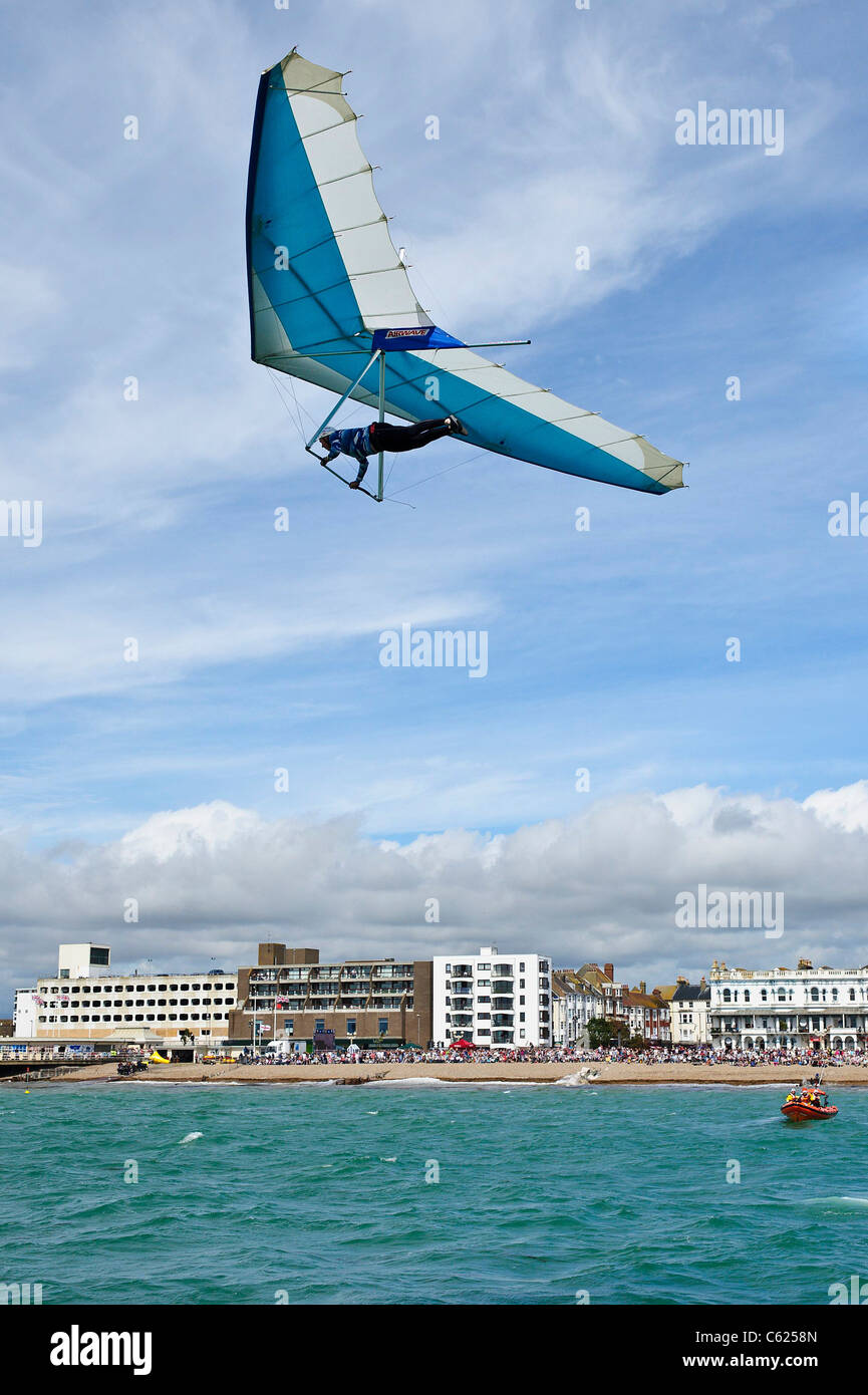 WORTHING INTERNATIONAL BIRDMAN. Un flyer salta da Worthing pier, 35ft sopra l'acqua mirando a volare oltre 100M Foto Stock
