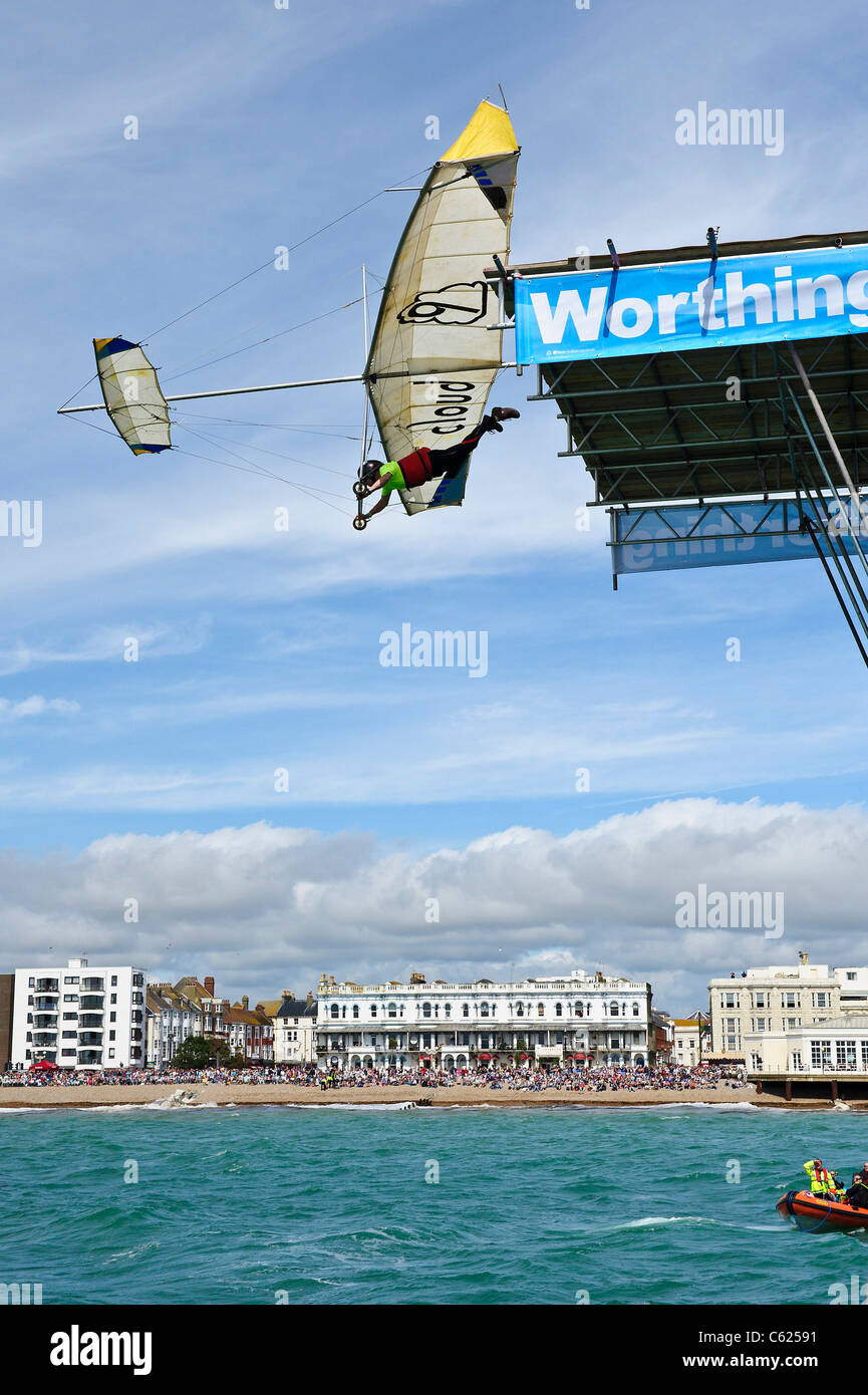 Worthing Birdman: un volantino salta da Worthing pier, 35ft sopra l'acqua volti di volare al di sopra di 100M e vincere la 10.000 € Prezzo per t Foto Stock