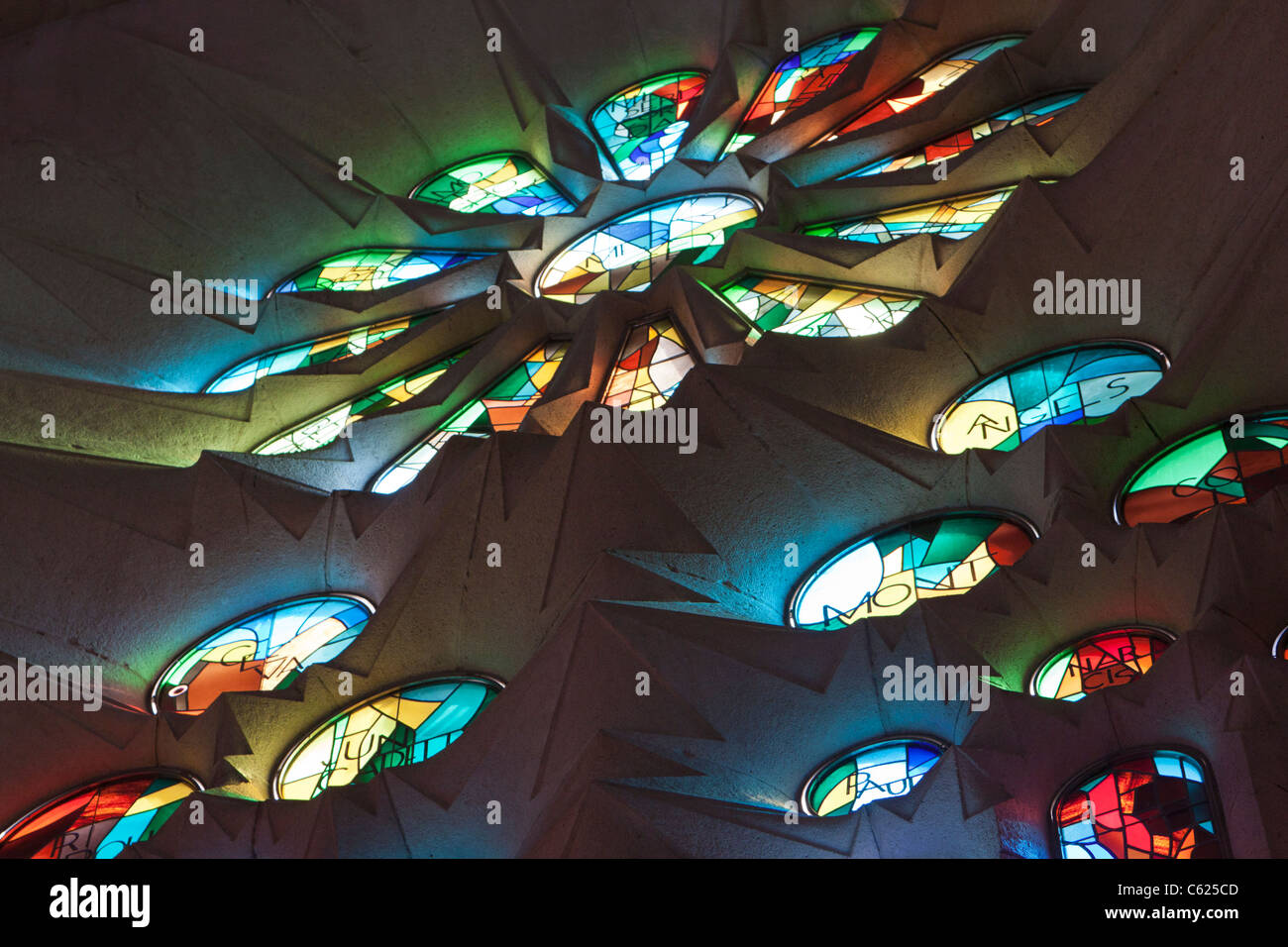 Il vetro macchiato presso La Sagrada Familia di Gaudi architettura della chiesa, Barcellona Catalunya. Spagna europa Foto Stock