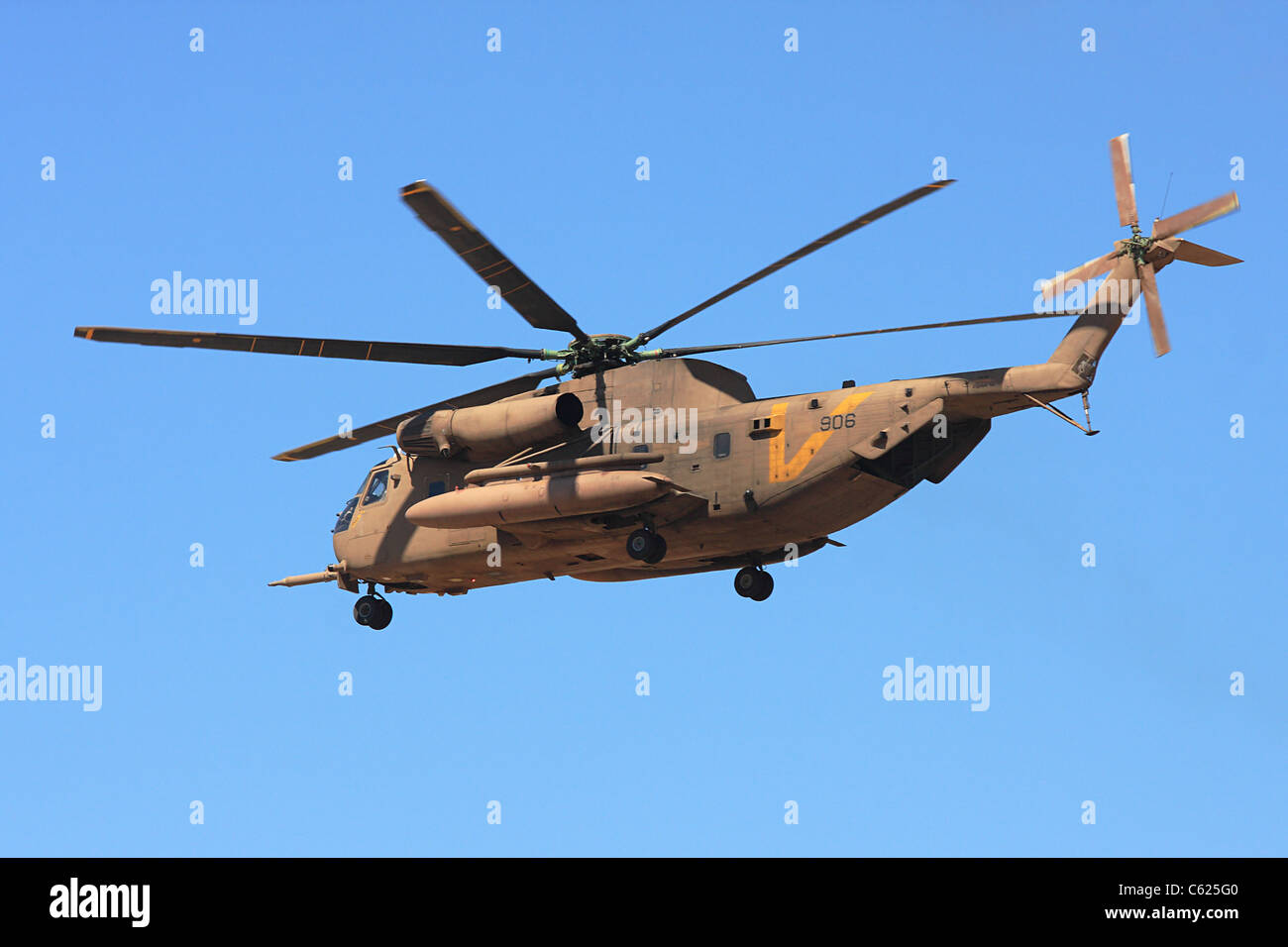 Sikorsky CH-53 delle Forze di Difesa Israeliane pochi istanti dopo il decollo Foto Stock