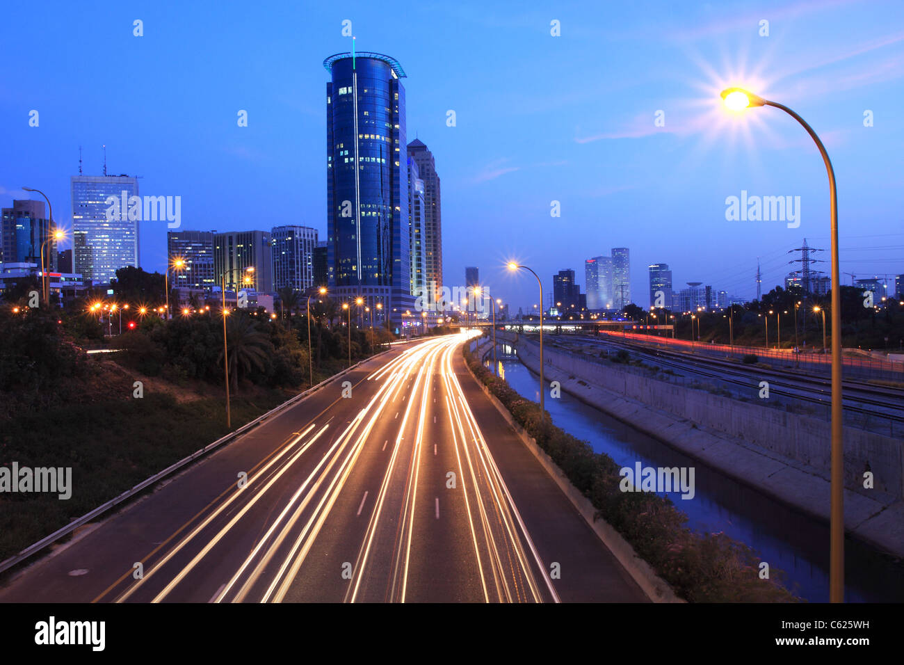 Vista sulla superstrada Ayalon e moderno edificio in serata a Tel Aviv, Israele. Foto Stock