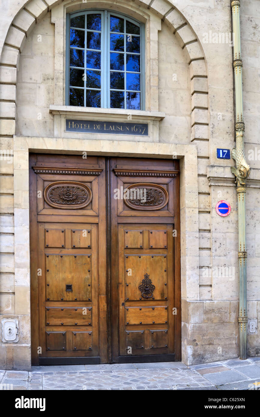Porta di ingresso del Hotel De Lausun, Parigi. L'edificio sul Quai d'Anjou è ora di proprietà della città di Parigi. Foto Stock