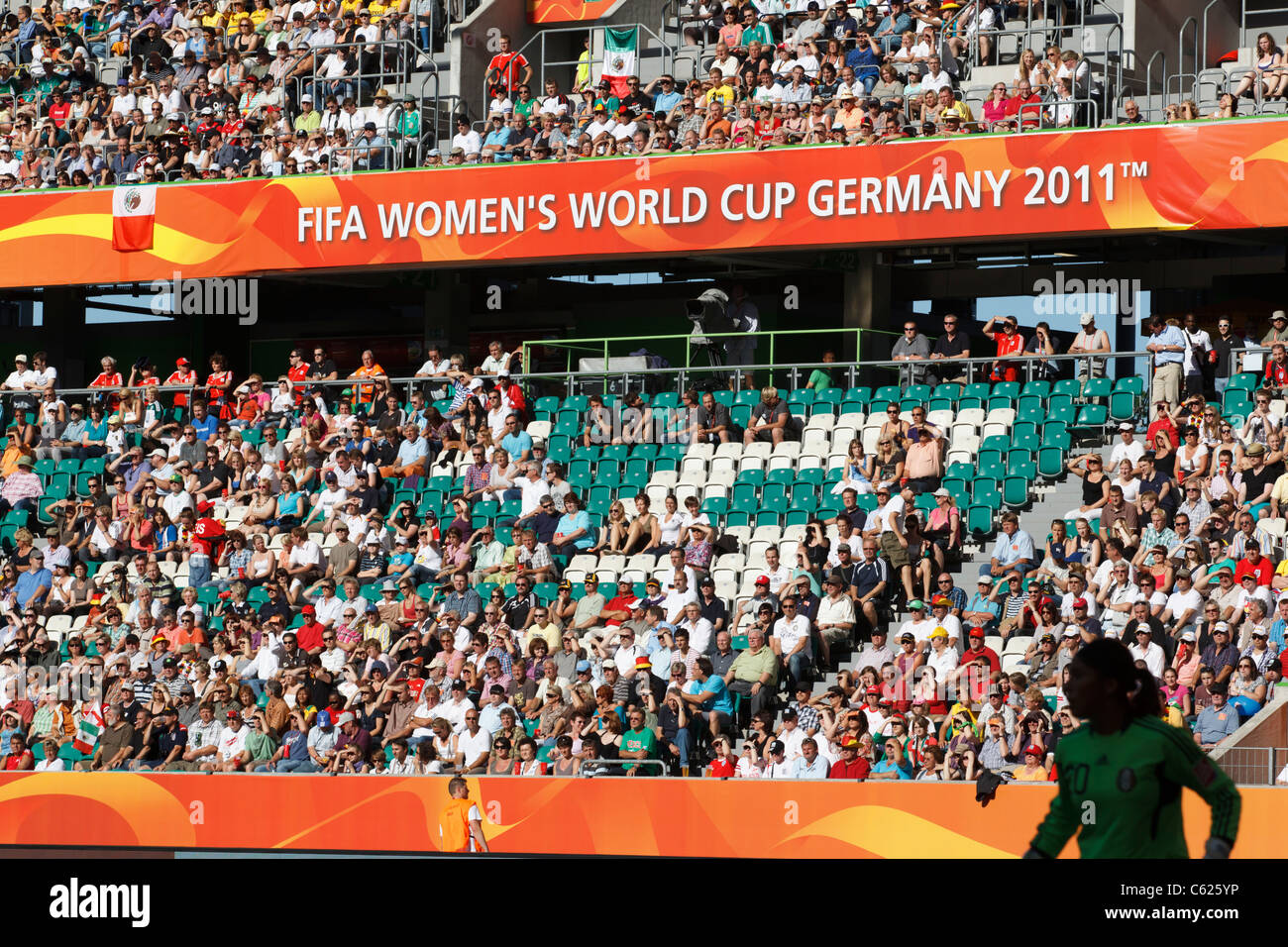 Gli spettatori guardano una partita del gruppo B della Coppa del mondo femminile FIFA tra Inghilterra e Messico il 27 giugno 2011 all'Arena Im Allerpark di Wolfsburg, Germania. Solo per uso editoriale. Uso commerciale vietato. Foto Stock