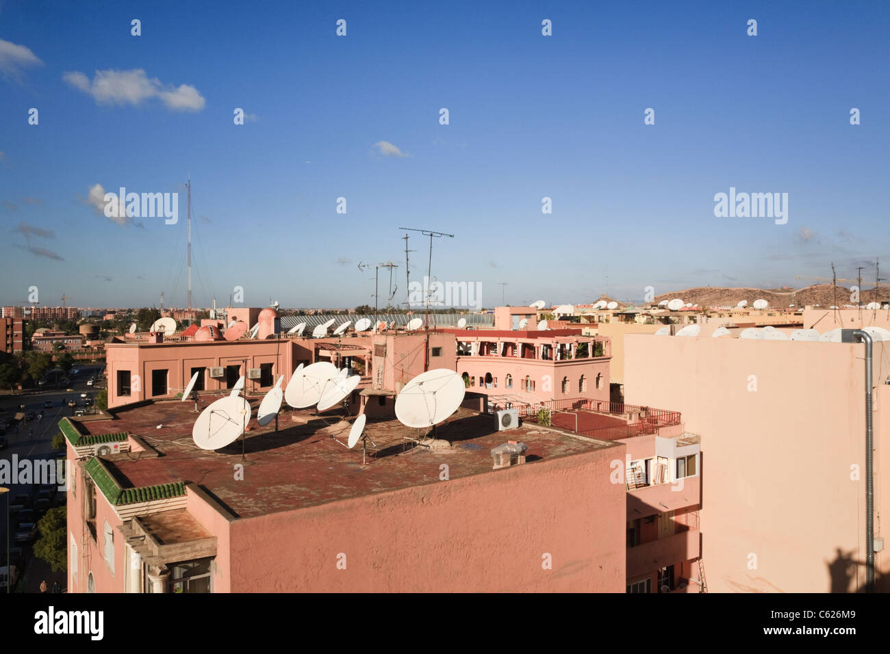 Marrakech marocco Africa del Nord. Le antenne paraboliche sui tetti dei tipici edifici della città Foto Stock