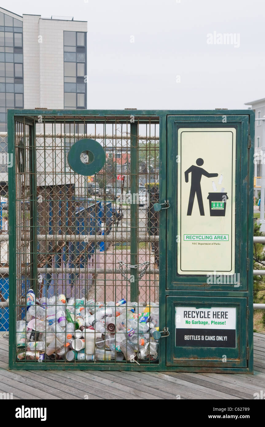 Bottiglia e possibile area di riciclaggio Foto Stock