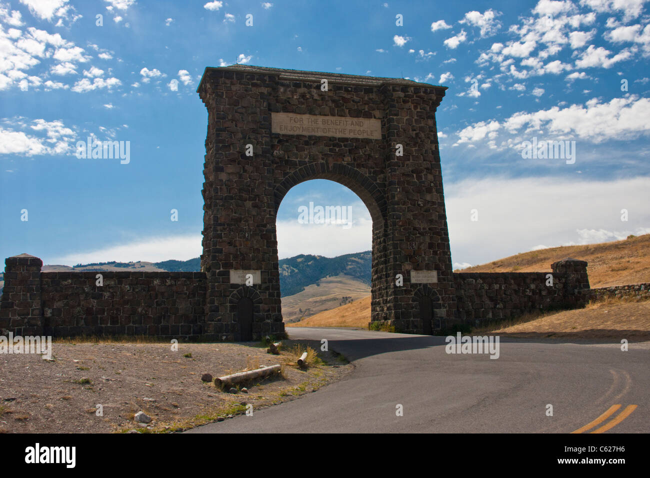 Famosa porta alla Northwestern ingresso (A Gardiner, Montana) del Parco Nazionale di Yellowstone. Foto Stock