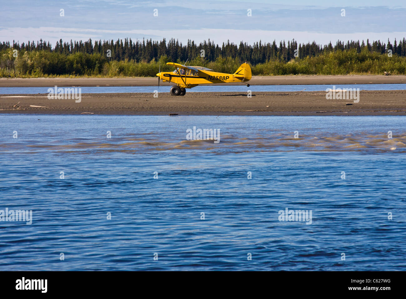 Piccolo aereo che mostra il decollo e l'atterraggio su una stretta striscia di terra, una barra di sabbia nel fiume Chena, a Fairbanks, Alaska. Foto Stock