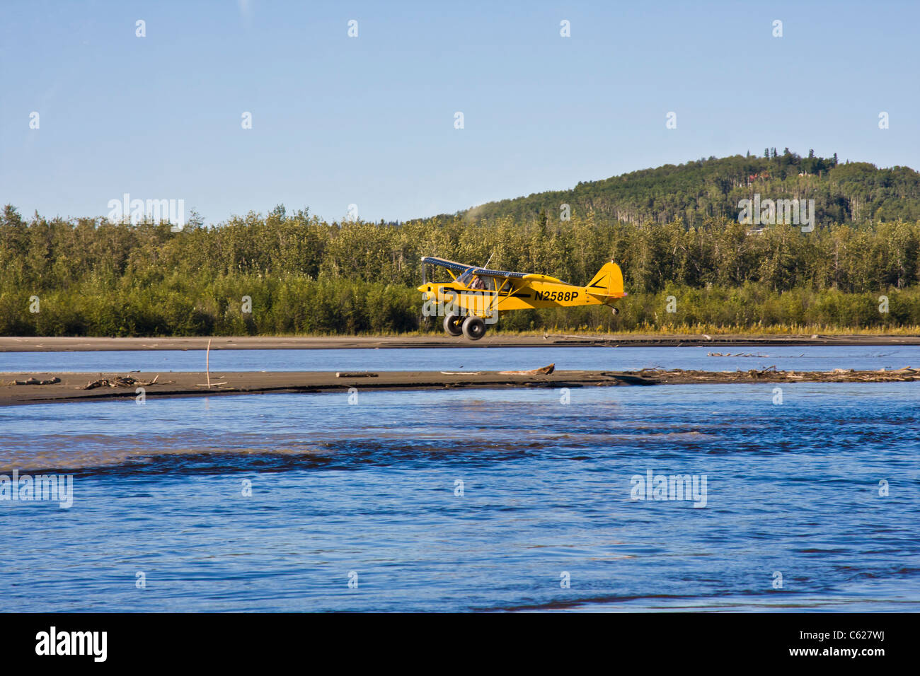 Piccolo aereo che mostra il decollo e l'atterraggio su una stretta striscia di terra, una barra di sabbia nel fiume Chena, a Fairbanks, Alaska. Foto Stock