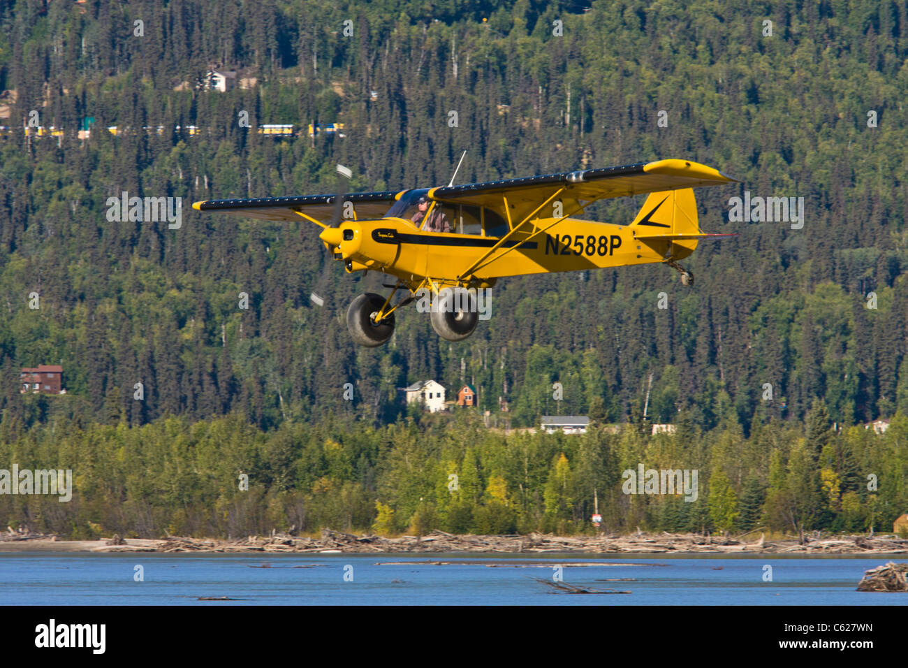 Piccolo aereo che mostra il decollo e l'atterraggio su una stretta striscia di terra, una barra di sabbia nel fiume Chena, a Fairbanks, Alaska. Foto Stock