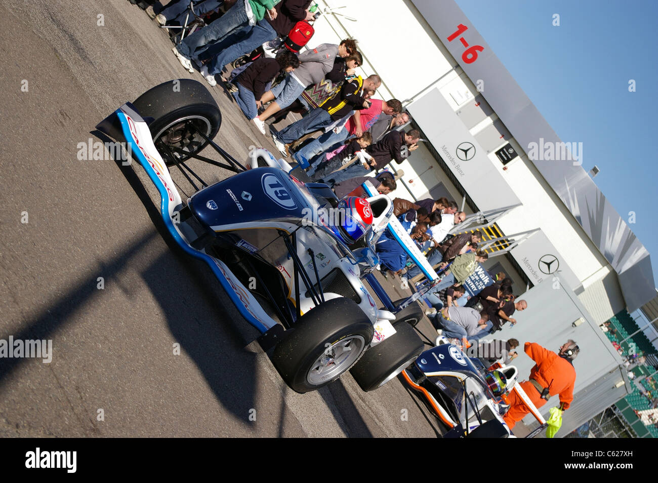 Un pilota francese di Formula Renault 1.6L, Tristan Papavoine, appena finito la sua corsa durante la World Series by Renault Foto Stock