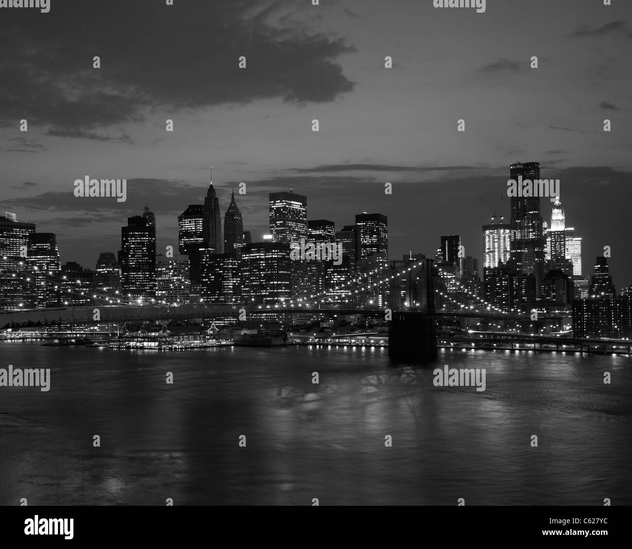 Il ponte di Brooklyn e New York skyline al tramonto in bianco e nero Foto Stock