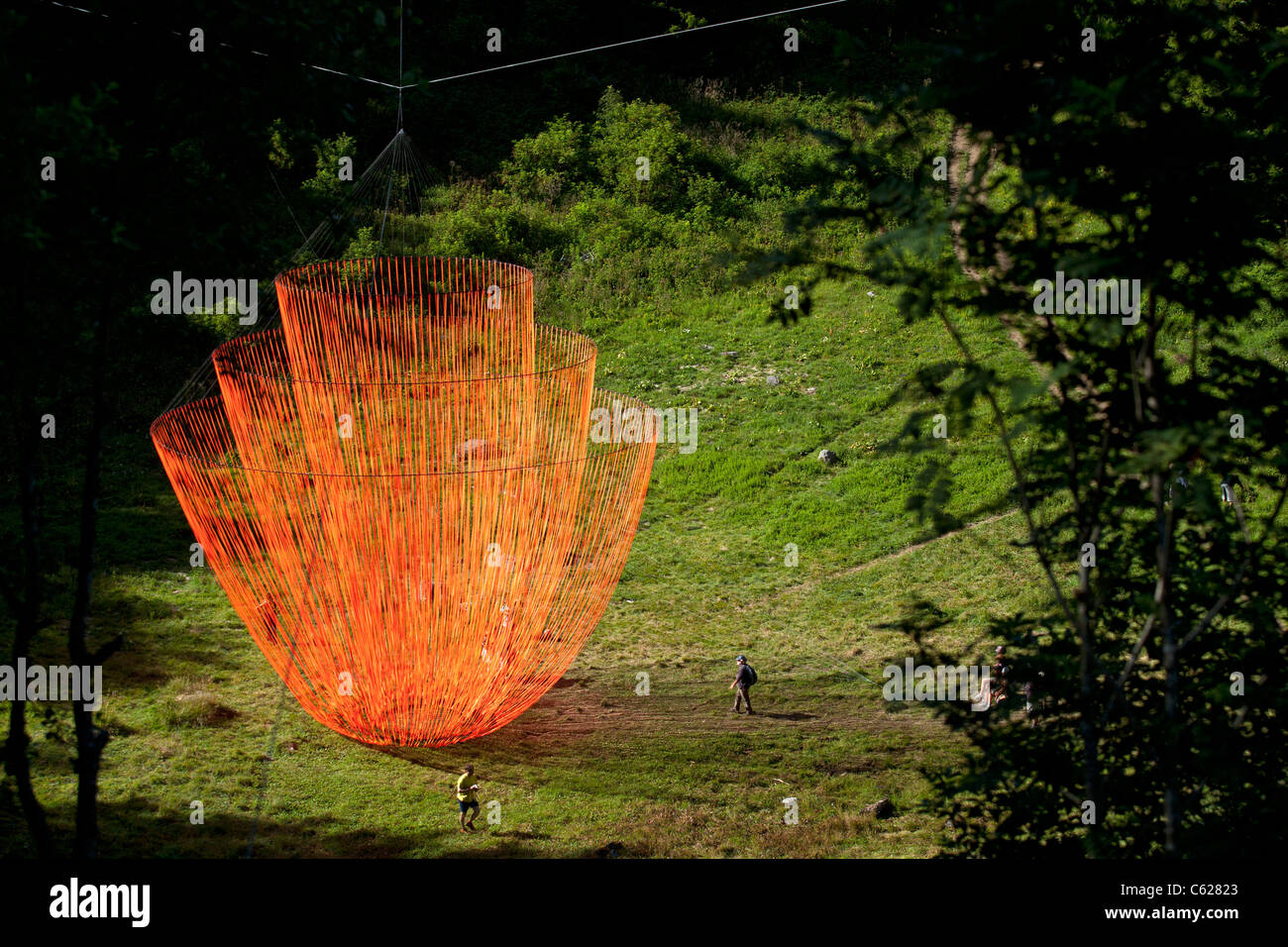 Il Molo Fabre's Land Art Work denominato "risveglio". Sospeso gigante scultura mobile con nastri di colore arancione. Foto Stock