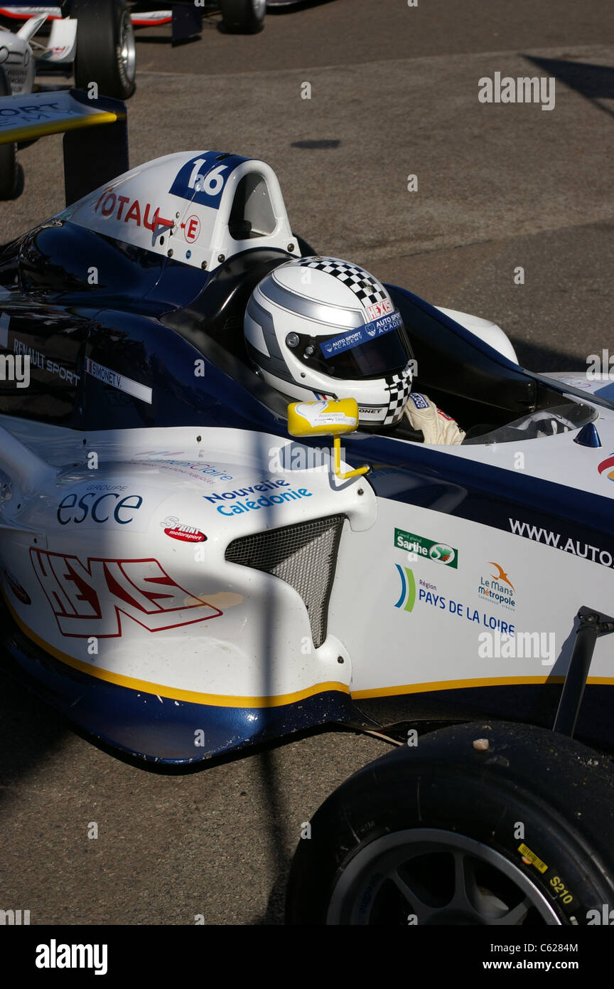 Un pilota francese di Formula Renault 1.6L, Valentin Simonet, appena finito la sua corsa durante la World Series by Renault Foto Stock