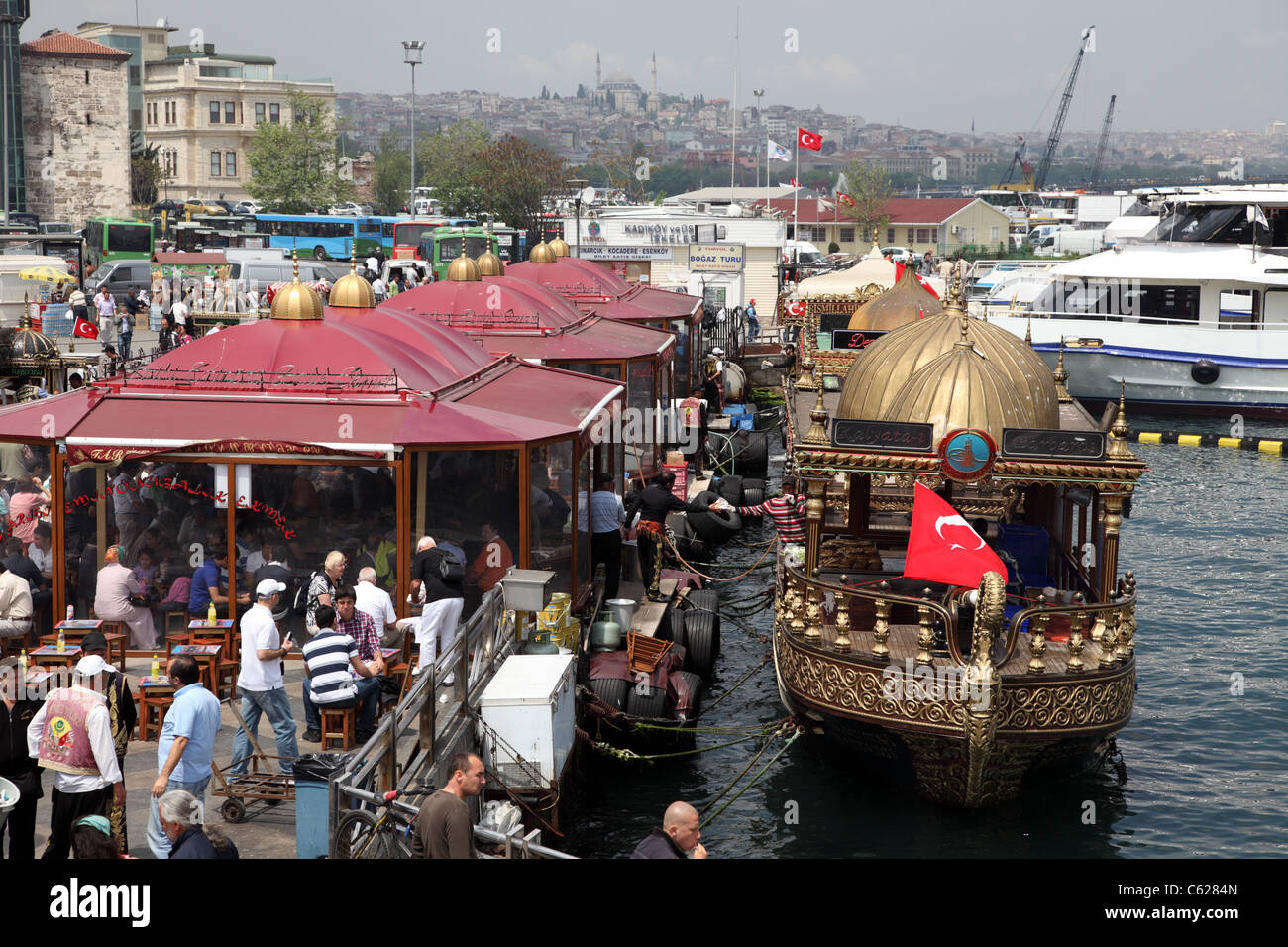 Balik Ekmek (pesce pane sandwich) imbarcazioni presso il Ponte di Galata a Istanbul, Turchia. Foto Stock