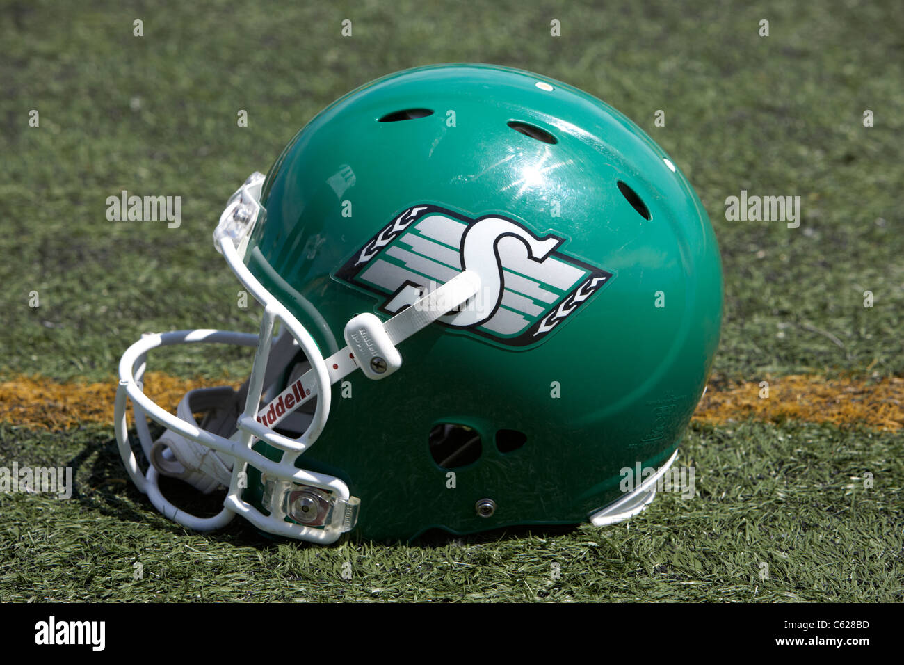 Saskatchewan roughriders casco e logo sul tappeto erboso artificiale regina canada Foto Stock