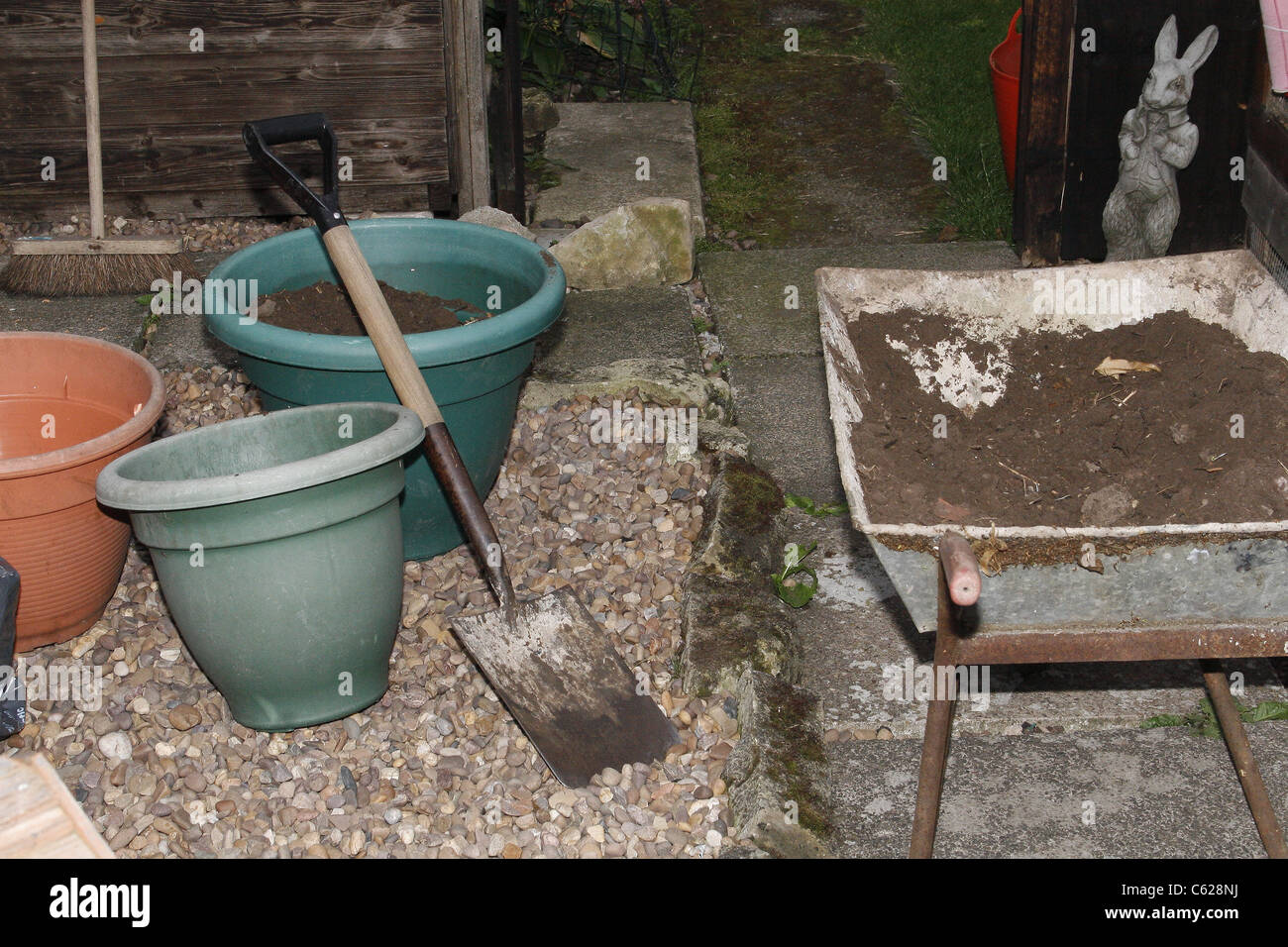 Immagine di vasche e di utensili da giardinaggio in giardino Foto Stock