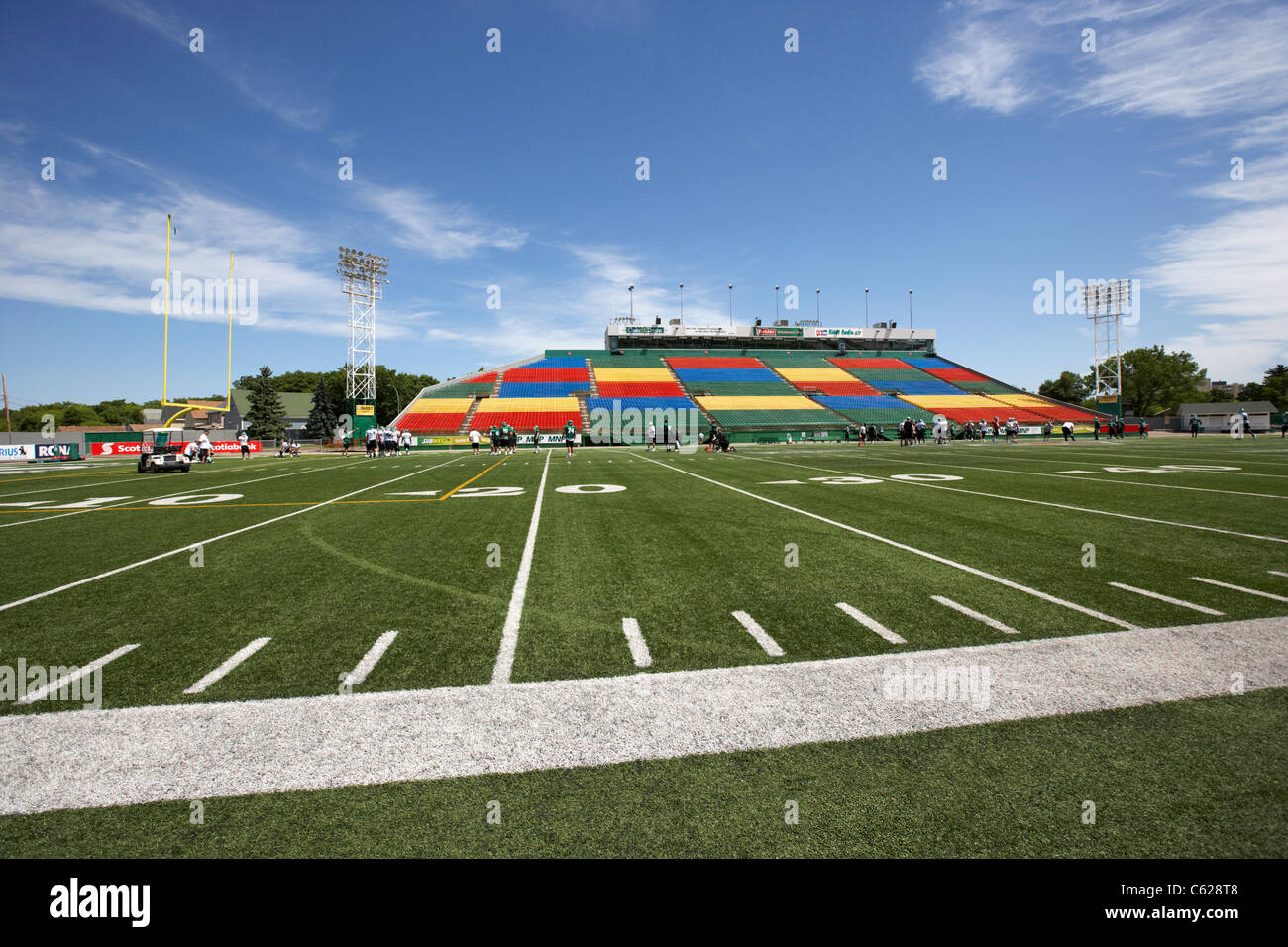 Diversivo perimetro cantiere marcatori sulla superficie di gioco saskatchewan roughriders allenamento pre stagione mosaic stadium campo di Taylor Foto Stock