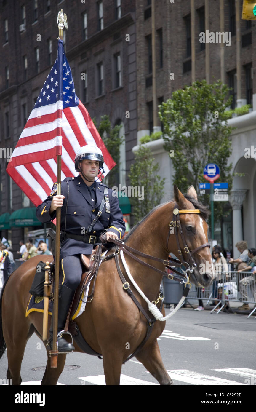 2011: il Pakistan Independence Day Parade, Madison Ave. NYC NYPD ufficiali portano la parata a cavallo Foto Stock