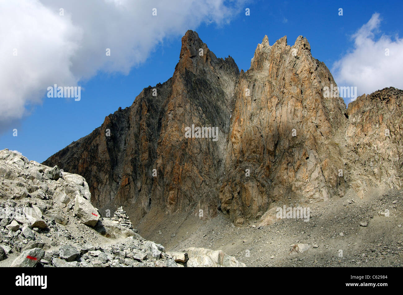 Un potente erosione della roccia di granito sorge nelle Alpi Pennine, Vallese, Svizzera Foto Stock