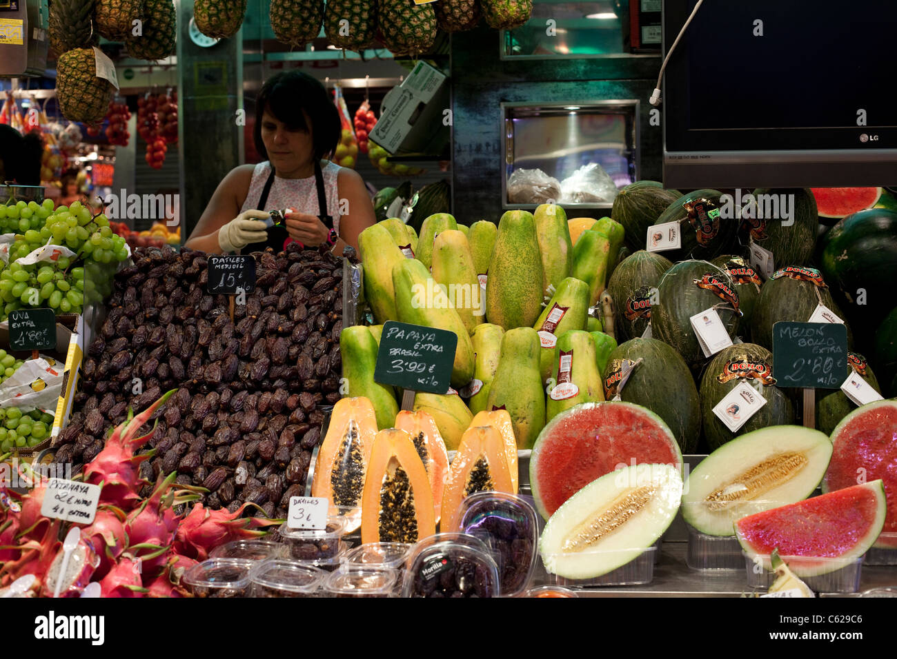 Pressione di stallo di frutta al mercato La Boqueria, Barcellona Foto Stock