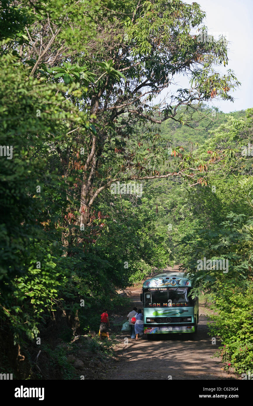 Bus locale la manutenzione della dissigillato strada costiera. Las Flores, Usulutan, El Salvador, America Centrale Foto Stock