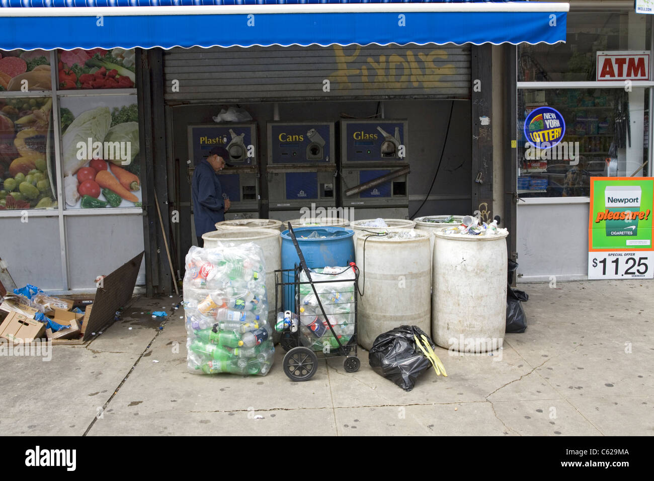 Distributori automatici dove bottiglia i collezionisti possono scambiare alluminio, vetro e plastica per contanti. Flatbush Avenue, Brooklyn, New York. Foto Stock