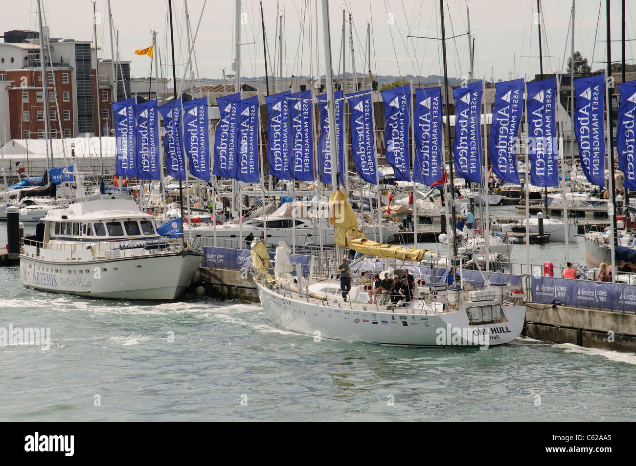 Rolex Fastnet Race concorrenti a Cowes IOW uno scafo un Challenger 72 tipo yacht con equipaggio rilassante sul fiume Medina a Cowes Foto Stock