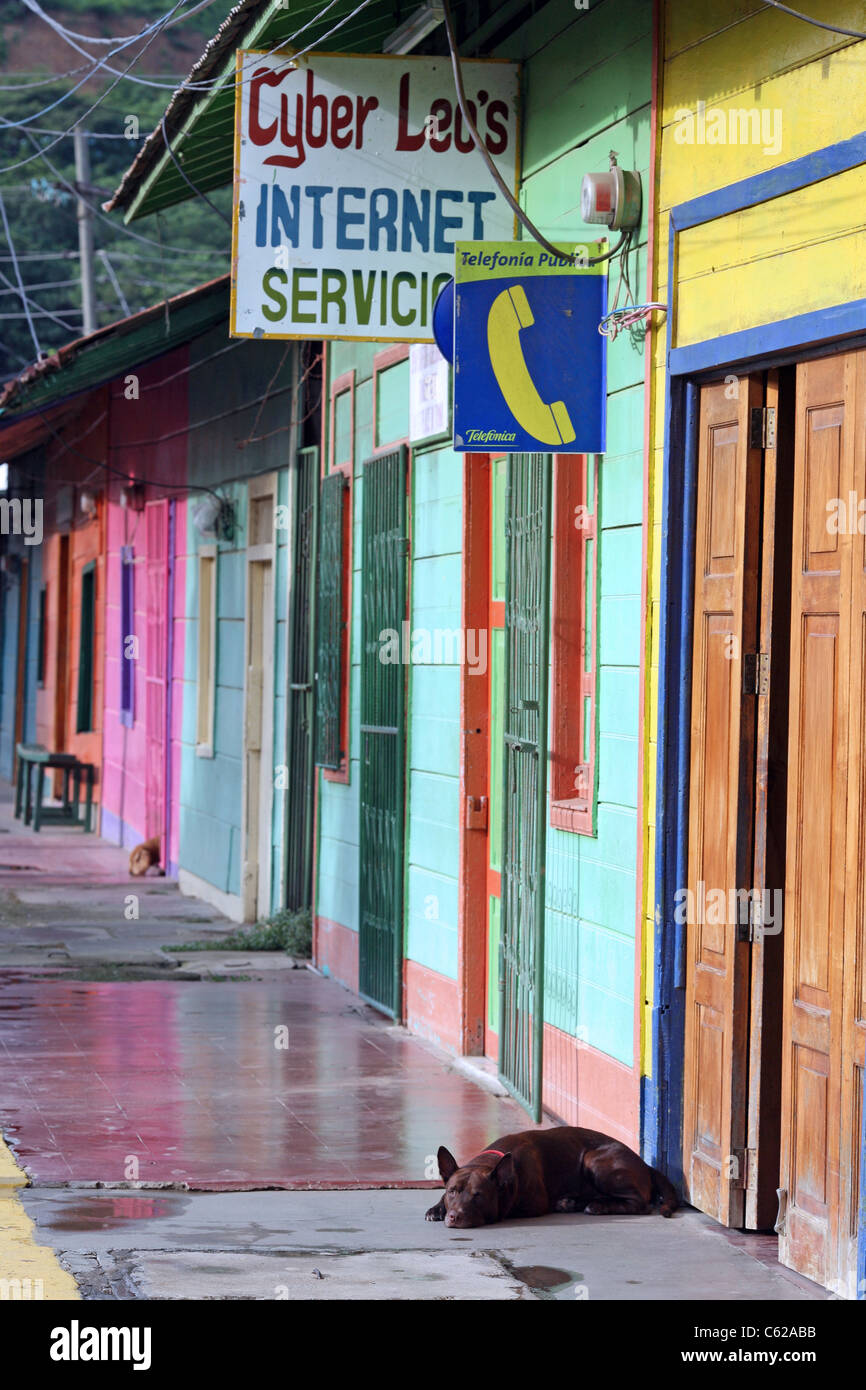 Colorati edifici in legno su Avenida del Cine. San Juan del Sur, Rivas, Nicaragua america centrale Foto Stock
