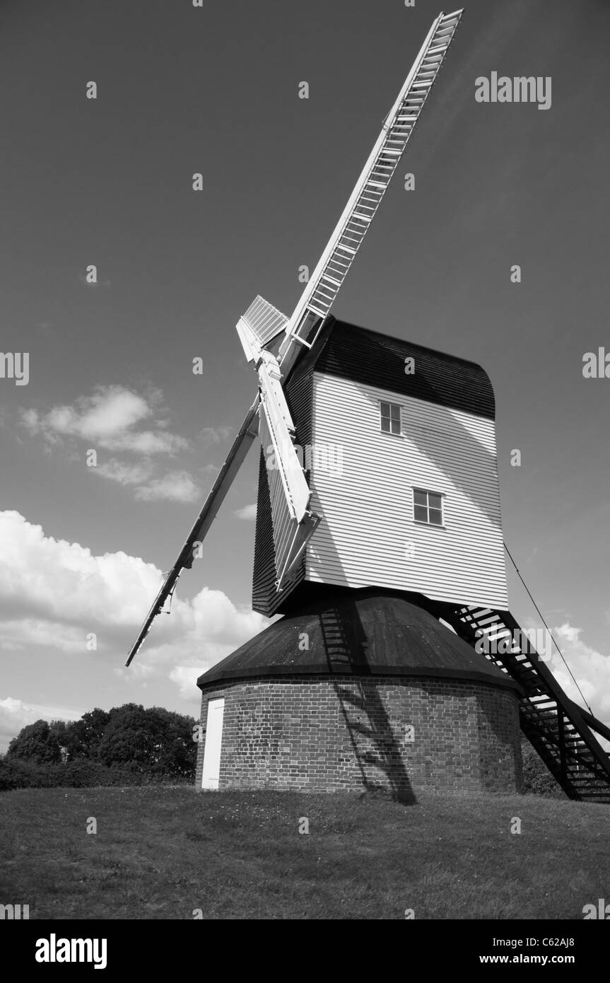 Mountnessing post mulino incastonato nella campagna inglese e con un cielo blu e alcune nuvole Foto Stock