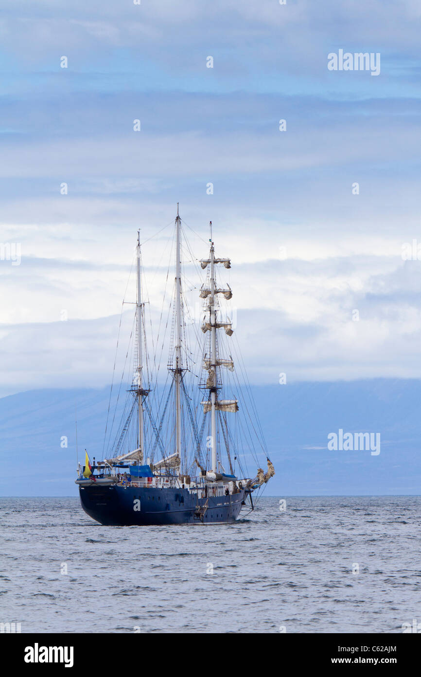 Il Mary Anne tre masted schooner off Elizabeth Bay, Isabella Isola, Galapagos Foto Stock