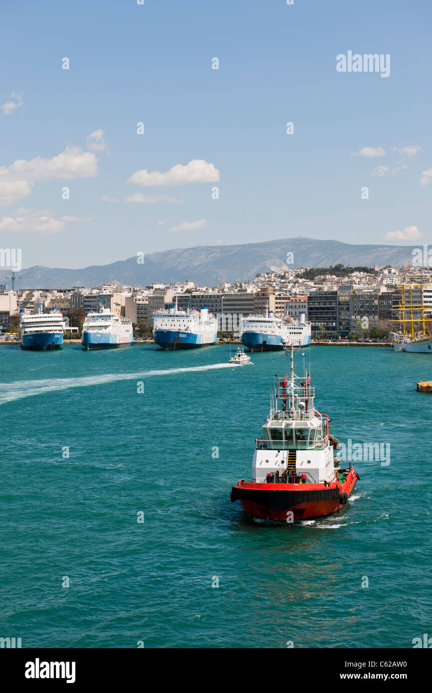 Pireo,trafficato porto,Navi da Crociera,ingresso al Mar Egeo,Fast Ferries,rimorchiatori,Fire assistere,Viste della terraferma,Container Terminal,Grecia Foto Stock