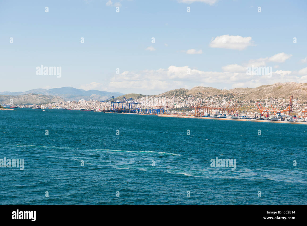 Pireo,trafficato porto,Navi da Crociera,ingresso al Mar Egeo,Fast Ferries,rimorchiatori,Fire assistere,Viste della terraferma,Container Terminal,Grecia Foto Stock