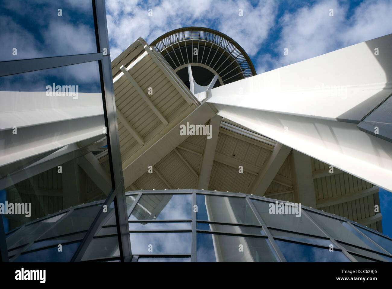 Lo Space Needle a Seattle fotografati con una angolazione inusuale per produrre un creative più astratti rendering del punto di riferimento della città. Foto Stock