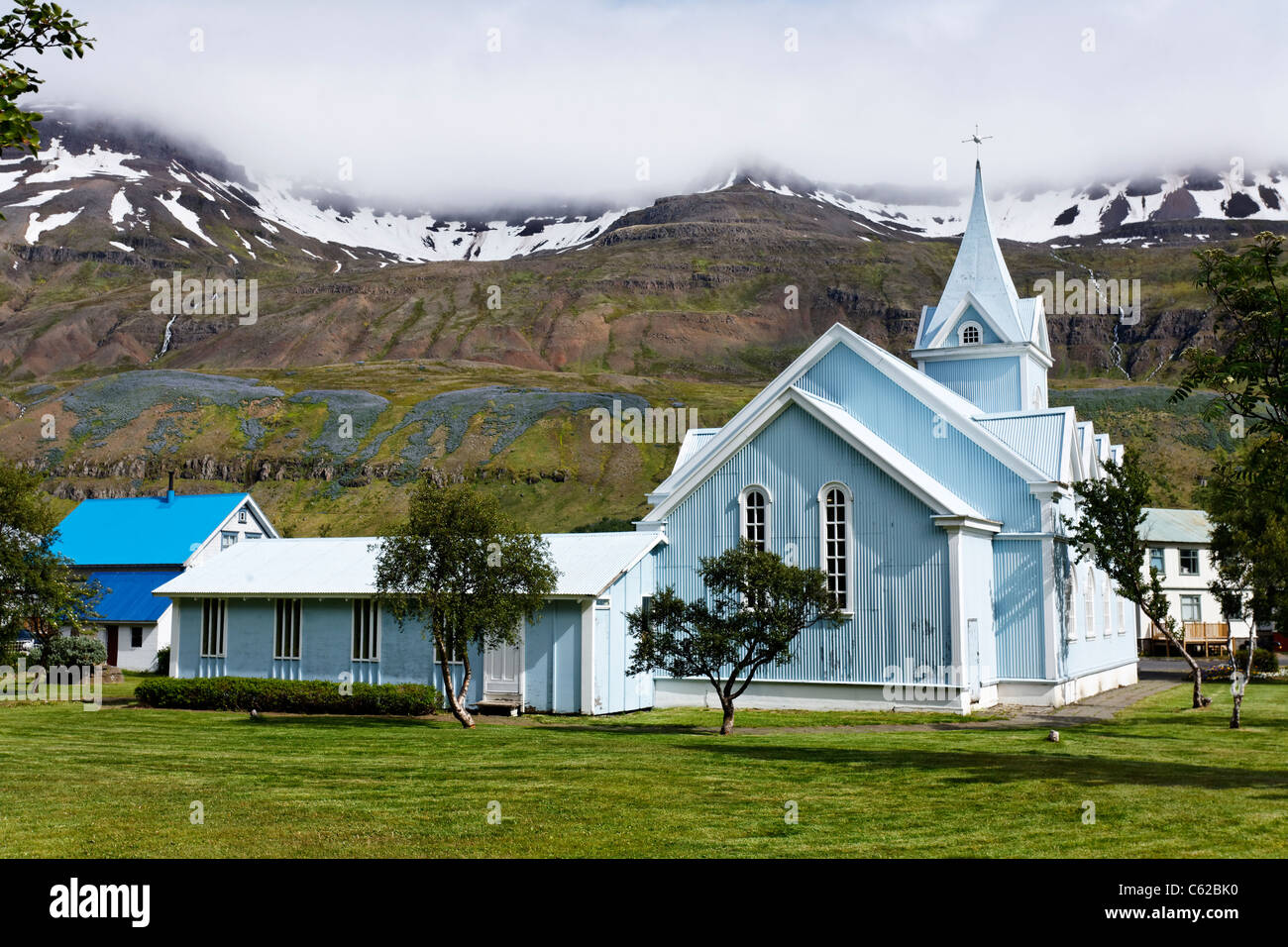 La chiesa in legno nel villaggio di Seyðisfjörður Affitto, Eastfjords, Islanda Foto Stock