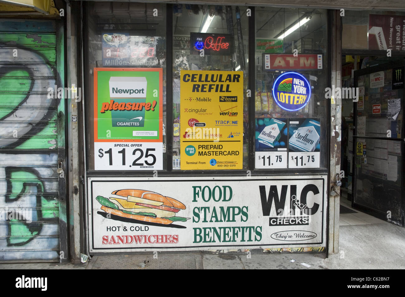 Piccola bodega tipo store in un povero e classe operaia area in Brooklyn pubblicizza food stamps lungo con le sigarette e il lotto. Foto Stock