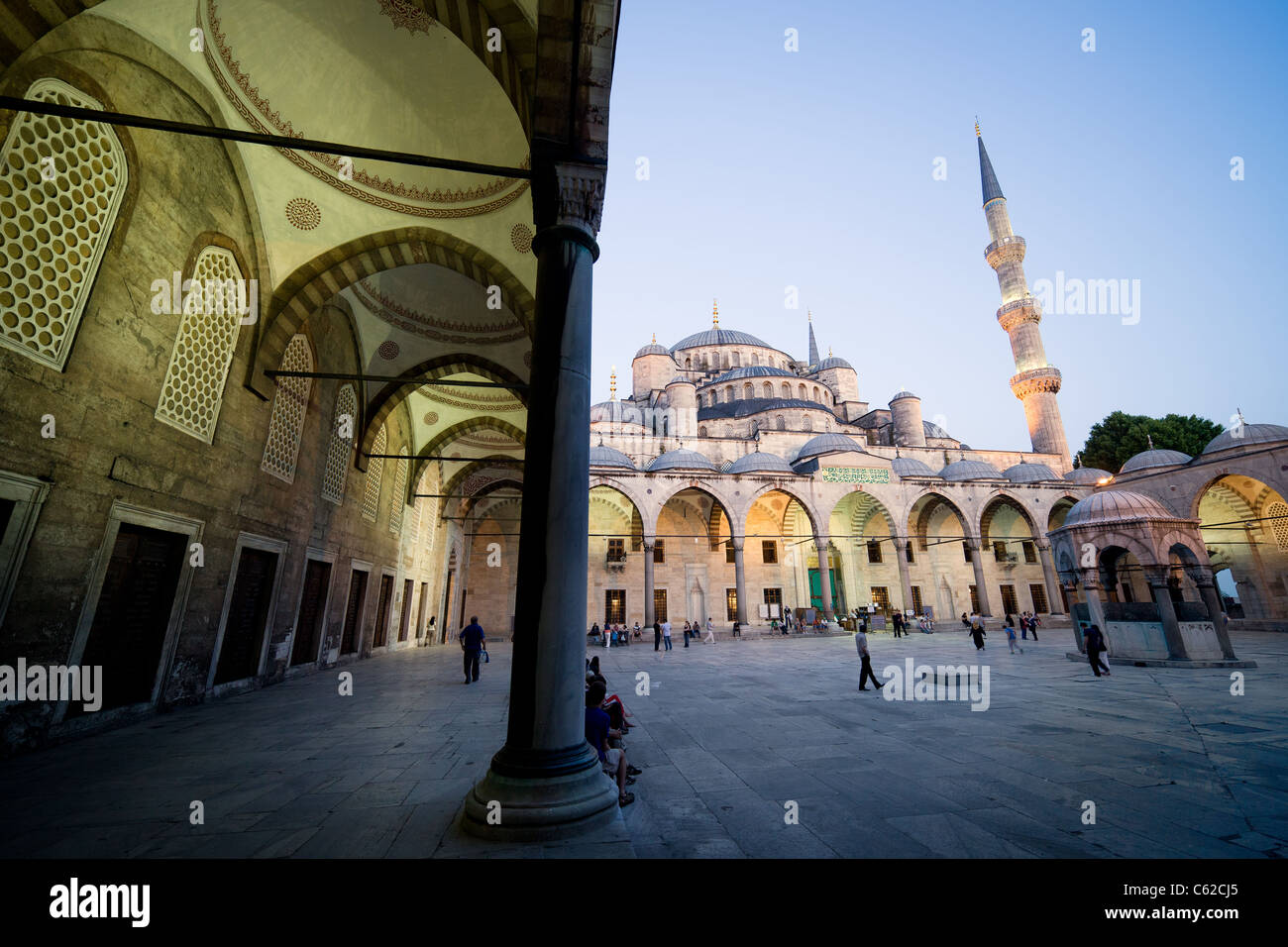 La Moschea Blu (Sultan Ahmet Camii) punto di riferimento storico al tramonto, ottomani e bizantini stile architettonico ad Istanbul in Turchia. Foto Stock